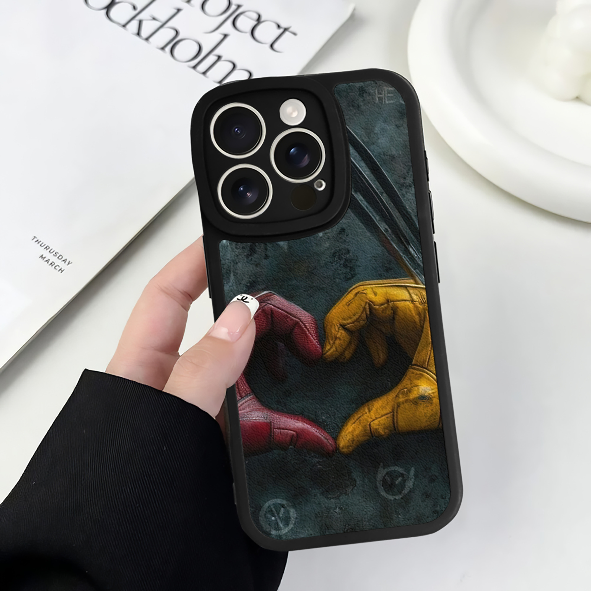 （画像用） Deadpool デッドプール 【iPhone 16シリーズ対応】シリコンスマホケース（レザー調） 材質：シリコン